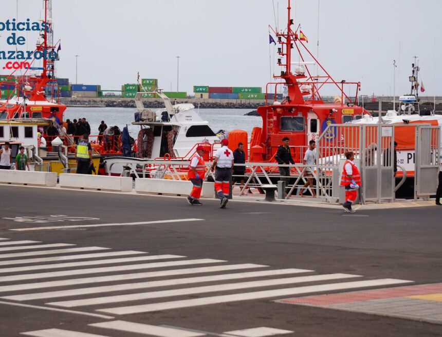 Salvamento Marítimo rescata una patera con sesenta personas a doce millas de Lanzarote