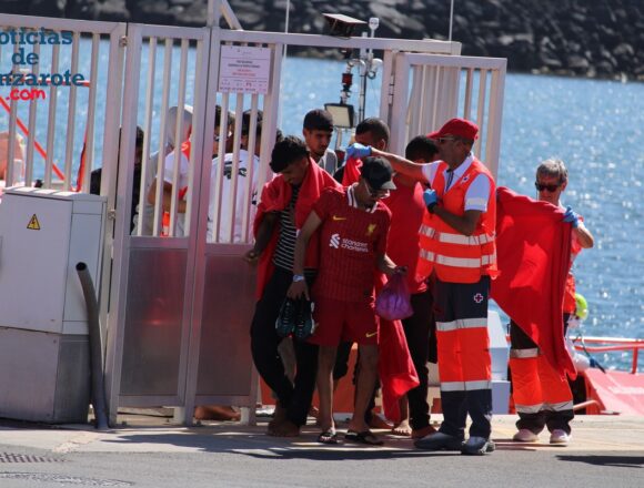 patera 30 sept Salvamento Marítimo rescata a 52 migrantes a 13 millas de Lanzarote