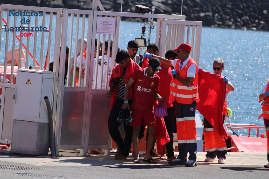 Salvamento Marítimo rescata a 52 migrantes a 13 millas de Lanzarote