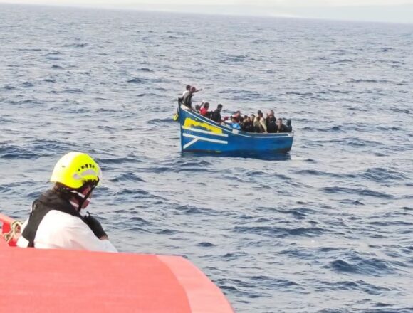 Salvamento Marítimo rescata a 38 personas de una patera localizada frente a La Graciosa
