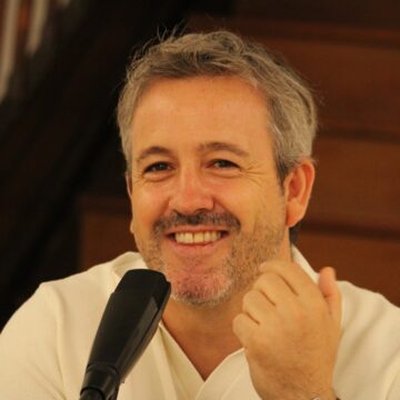 La biblioteca de los escritores muertos by Miguel Aguerralde (2) Miguel Aguerralde abre las puertas de una biblioteca muy especial para acercar los clásicos a jóvenes lectores