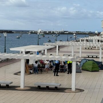 La Policía Local de Arrecife levanta acta a la acampada por la vivienda arrecifeña