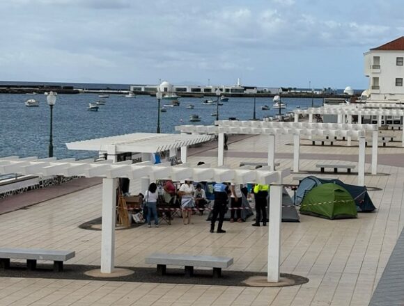 acampada vivienda policia local La Policía Local de Arrecife levanta acta a la acampada por la vivienda arrecifeña