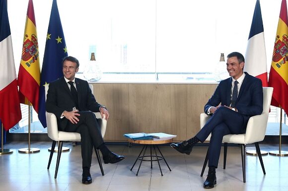 Francia mira al abismo y España debería mirarse en el espejo