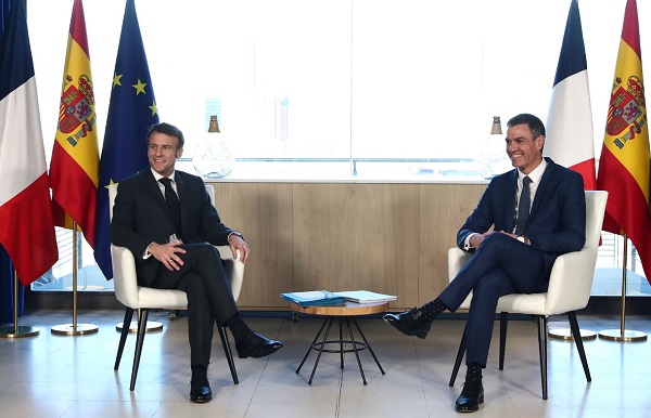 macron y sanchez foto hablamosdeeuropa.es Francia mira al abismo y España debería mirarse en el espejo